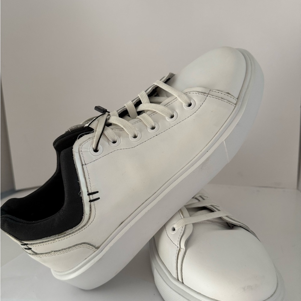 Sleek White Men's Sneakers Size 9
